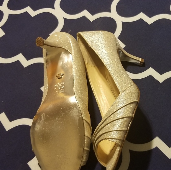 Shoes - Picture 3 of 4